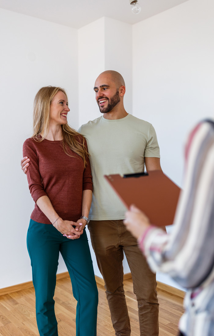 Pärchen bei einer Besichtigung