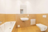 Badezimmer - Moderne 3-Zimmer-Wohnung mit 2 Balkonen und Einbauküche